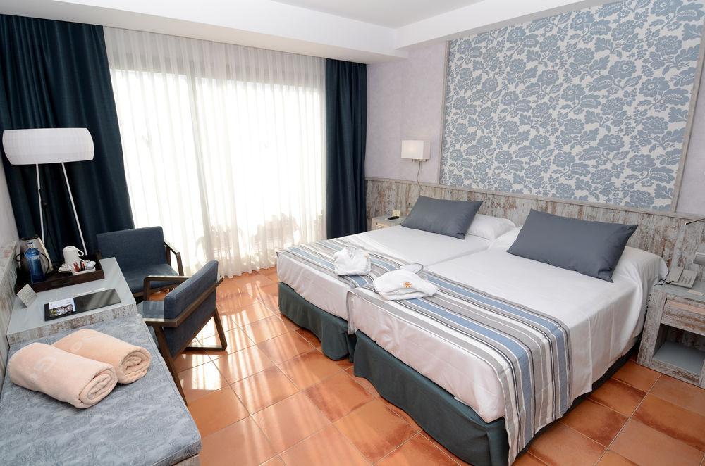 Hotel Catalonia Ses Estaques - Adults Only Santa Eularia des Riu Esterno foto